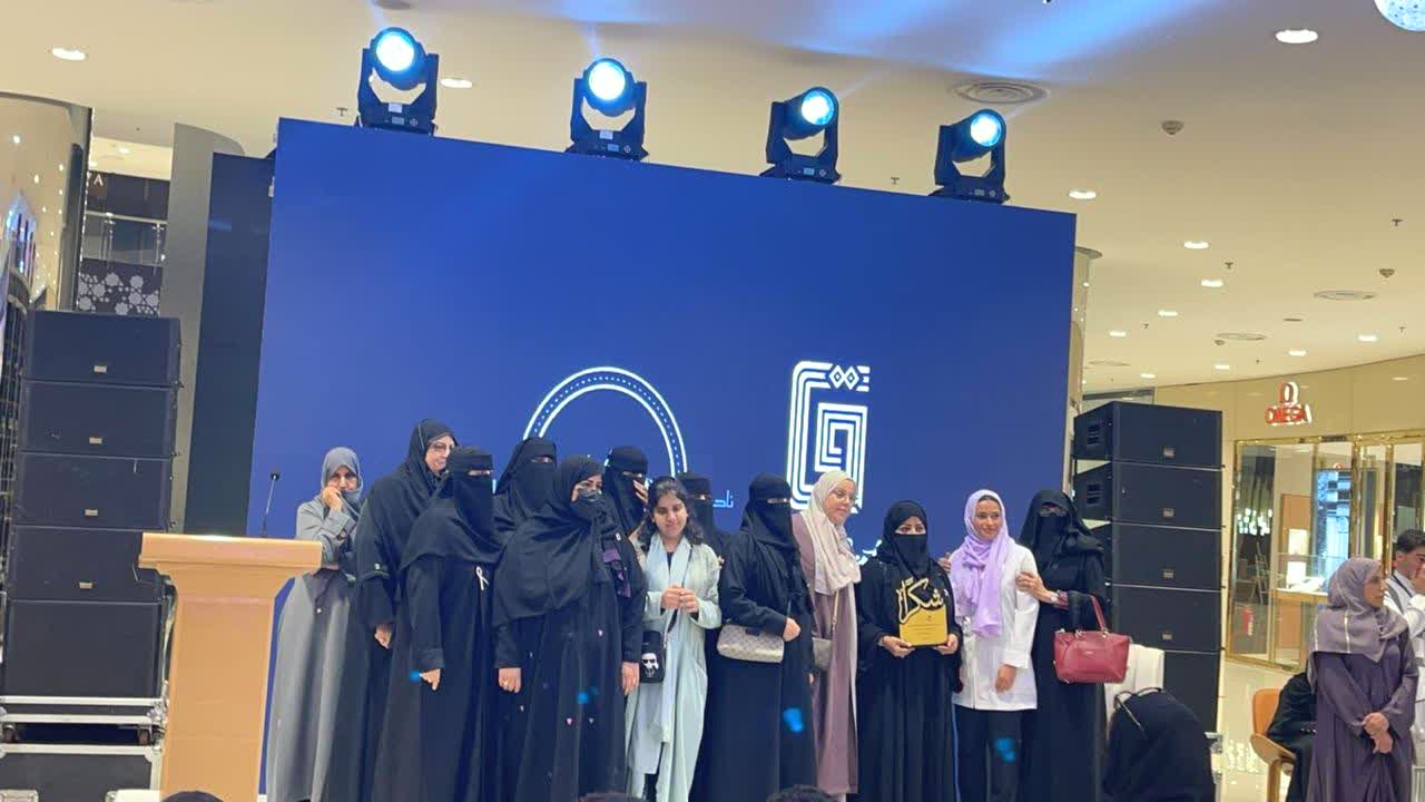 ناجيات ومتخصصات على المسرح في إحدى فعاليات مجتمع ناجية