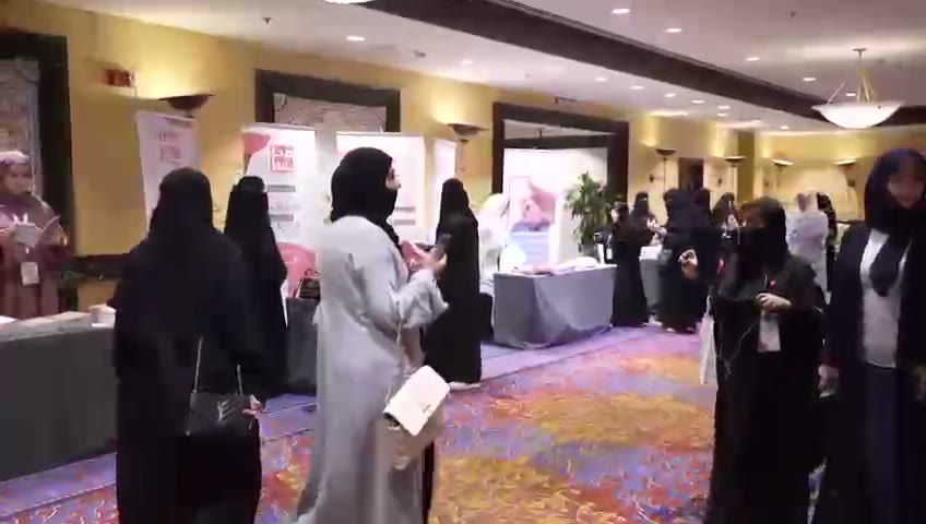 الحضور بين أركان العرض المصاحبة للملتقى.