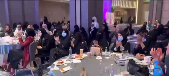 الحضور في القاعة (من تغطية الإخبارية).